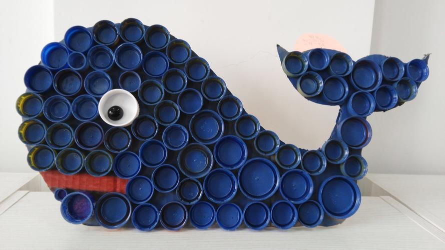 韩艺同学利用废旧瓶盖制作的手工艺品.