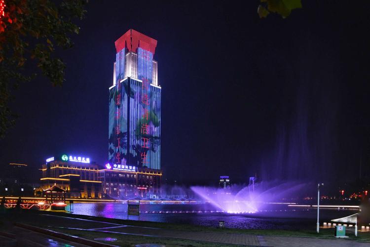 河南.许昌东湖音乐喷泉(背景为中原国际饭店)