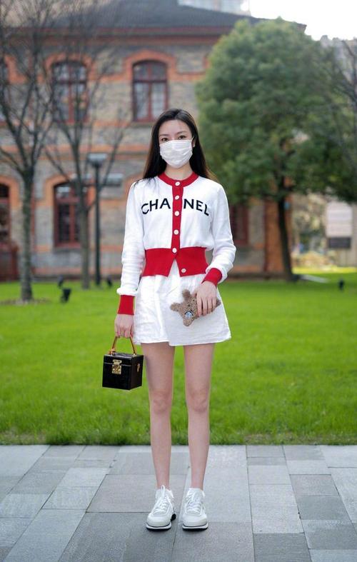 街拍小姐姐,即使戴着口罩,也给人万种风情的感觉