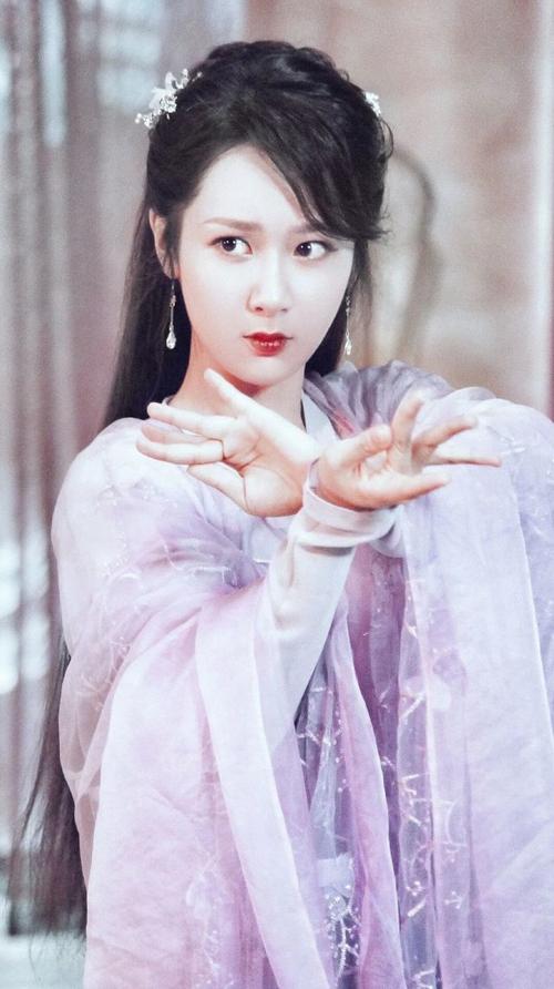 女明星人气排行榜中肯定不会没有迪丽热巴的名字,在2020福布斯中国