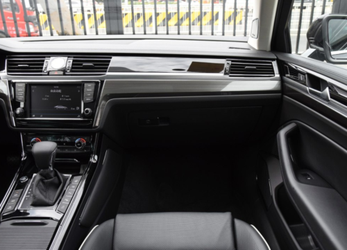 大众辉昂:驾驶视野宽敞明亮,独居设计感的车顶,令人