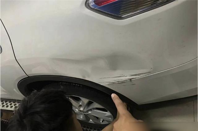 女子刮蹭奔驰后遭掌掴,鼻子血流不止,怎么会有那么蛮横的人呢?