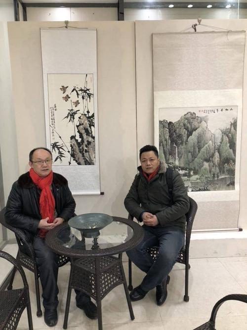 湖北收藏家协会书画分会书画家现场挥毫泼墨为市民免费写春联