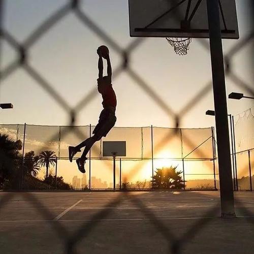 会打篮球的男人普遍很优秀?我二话不说上去就是一巴掌