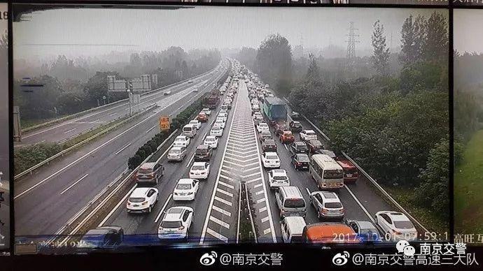 三桥的匝道口排队缓行沪宁高速南京段上海往南京方向的车流量大所有过