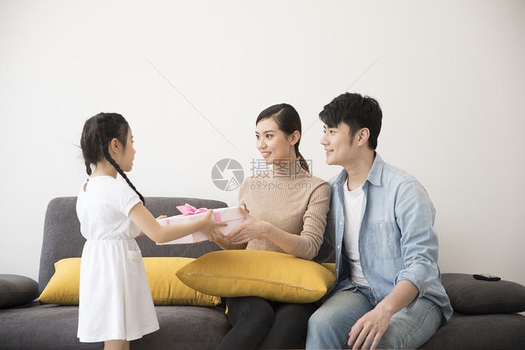 孩子给爸爸妈妈送礼物