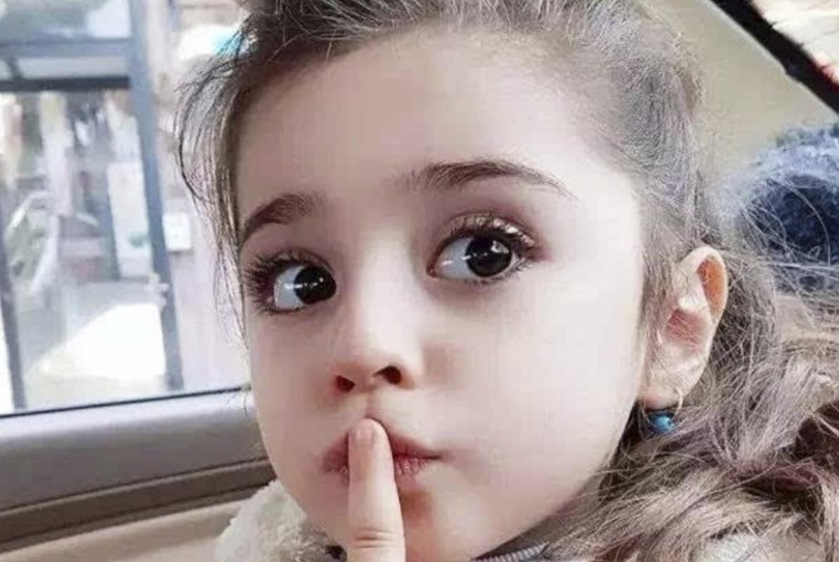 5岁中英混血女孩,和姥姥学会了东北话,大碴子味儿对比