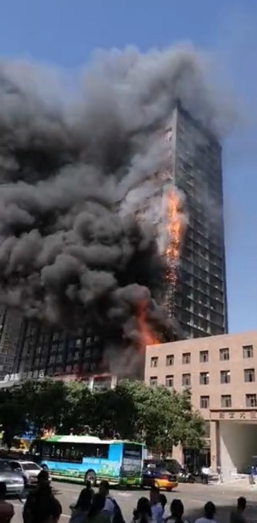 突发石家庄中华城火灾又是一烧到顶