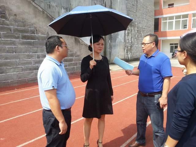 海潮镇 泸县人民政府副县长余静到海潮镇学校调研
