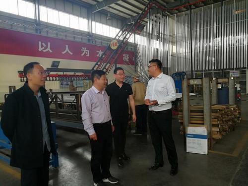 任丘一行和中欧门窗产业联盟执行主席丁三莲讨论铝材门窗产业合作
