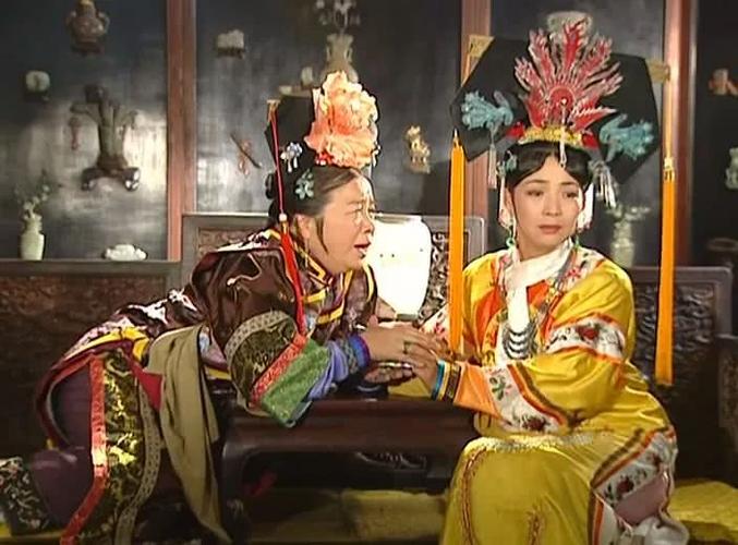《还珠格格》中的皇后由戴春荣饰演,她和容嬷嬷主仆两人,一出场就和小