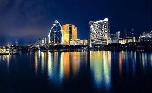 音乐喷泉就是白鹭洲的主题 分中央公园和西公园两部分 是 厦门最大的