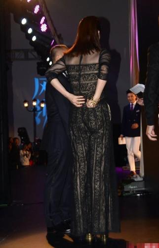 蒋欣不顾前不顾后透视装这么薄照样穿背面却勒出痕迹真尴尬