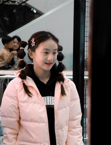 田雨橙虽然还没成年,但是长相清纯不输女明星,看着真让人喜欢