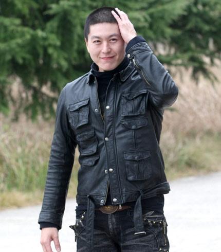 柳秀荣摸着被剃短的头发很不自在