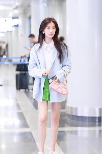 虞书欣真有仙女气质西服外套搭配绿色短裤大秀美腿美呆了