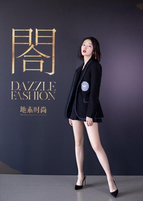 周冬雨罕见这么"招摇",穿西装配短裙美腿撩人,影后气场太出众