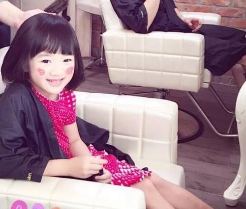 吴尊女儿neinei长大了,颜值惊艳长腿吸睛,微微一笑的模样很倾城