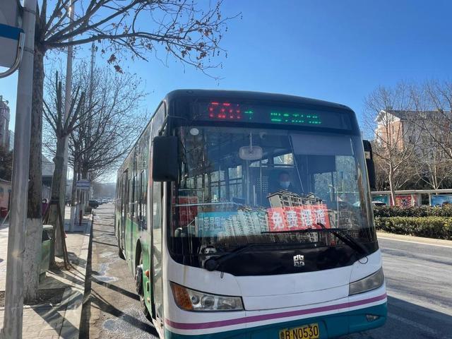 青岛601路公交免费摆渡小区近万名居民齐点赞