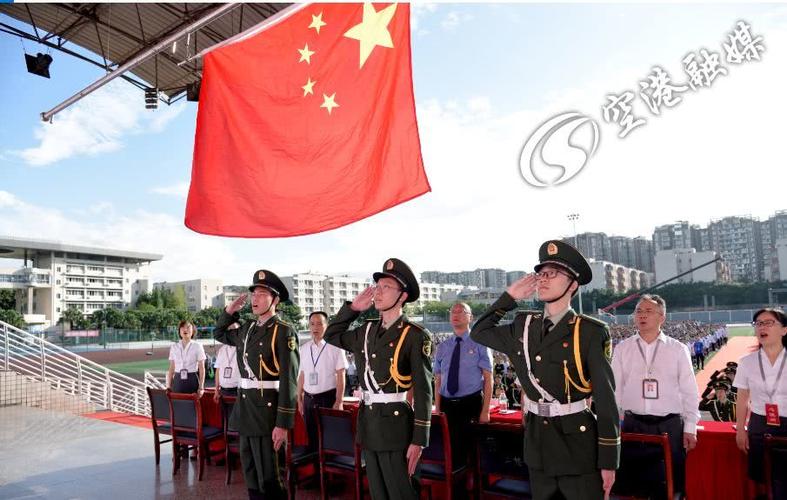 国歌一响国旗飘扬,止步敬礼的图片感动无数人.