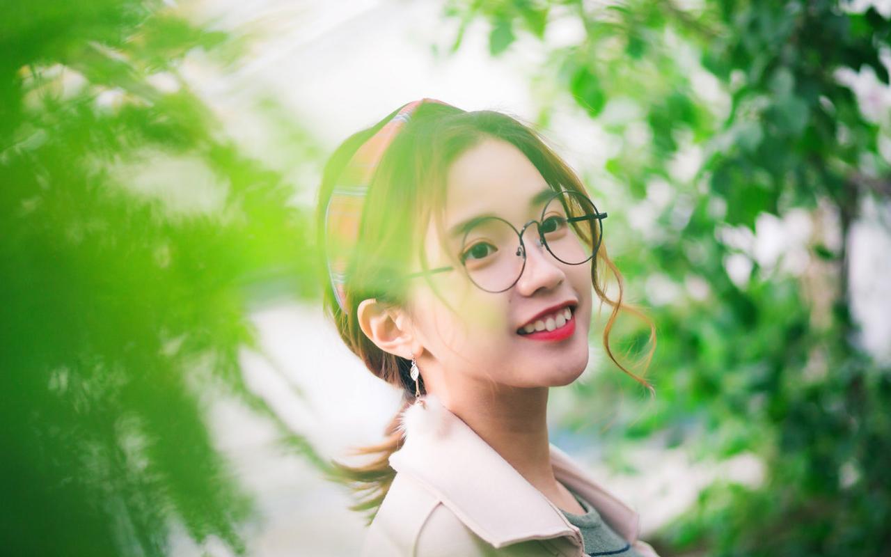 眼镜美女文艺复古风写真图片桌面壁纸