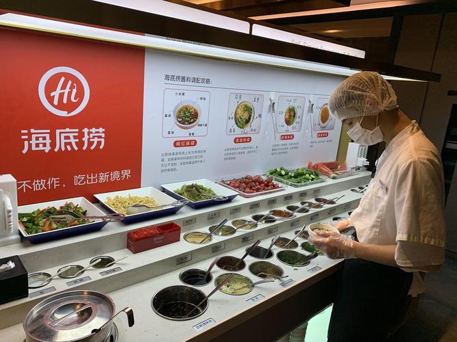 海底捞员工在为顾客调制小料.(图片来源:cfp)