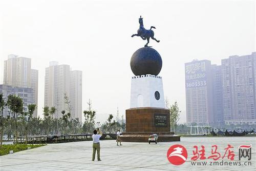 造型,雕塑的最下方印有"中国优秀旅游城市驻马店市"和"马踏飞燕"简介