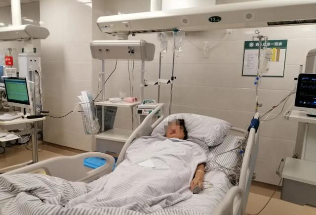在icu病房接受治疗的周女士
