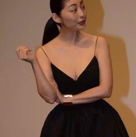 张国荣将她捧红,却与刘德华因戏生情,如今47岁生活幸福