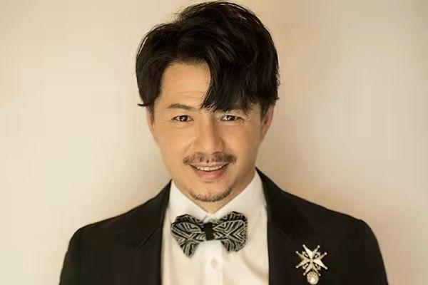 慢慢地也就衰老了,而在演艺圈中,有很多男演员过了60岁不但不显老,还