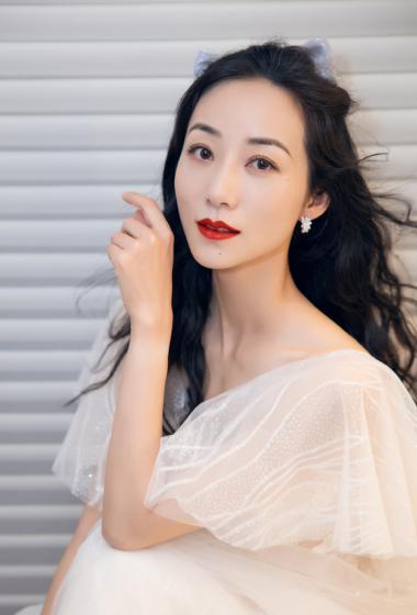 简介:韩雪轻纱裙性感优雅写真图片,分享一组韩雪图片给大家,图中的