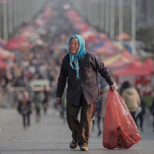 奶奶靠捡垃圾把她养活大,给她一口饭吃,沈娟就已经很是感激了,但是除