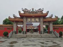 腾龙寺(俗称"四面佛"),坐落于广东揭阳市揭东区玉窖镇官硕乡半洋村,即