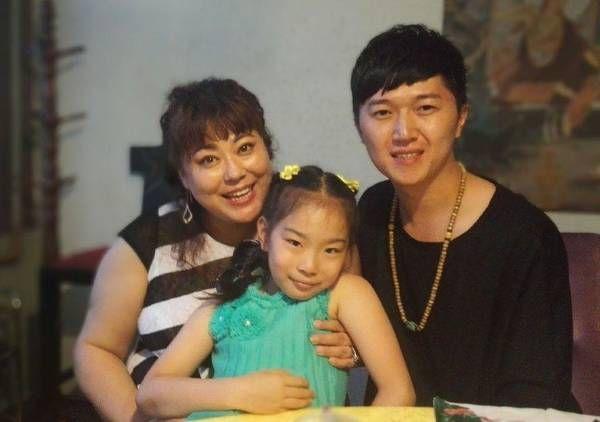 她是实力演员,与第一任老公离婚险自杀,嫁小15岁男友2