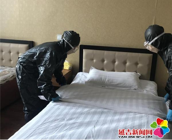 为隔离人员整理房间