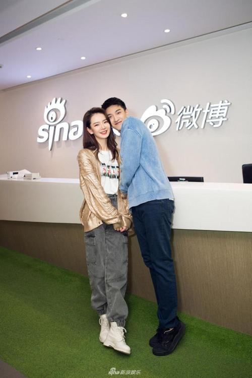 组图:金瀚撞脸哈士奇表情包 合影戚薇时偷偷踮脚尖