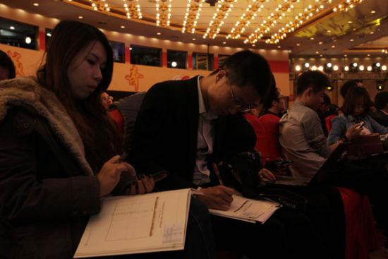 图文招标现场竞标者埋头写标书