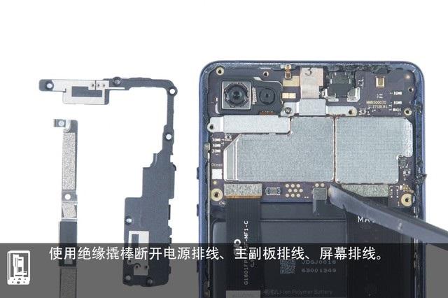 (全文) 接下来需要断开坚果pro2s后盖指纹传感器与主板之间的排线,就