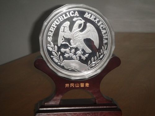 看到了吧,这就是现代井冈山制作的当年"工字鹰洋"的现代工艺纪念品,为