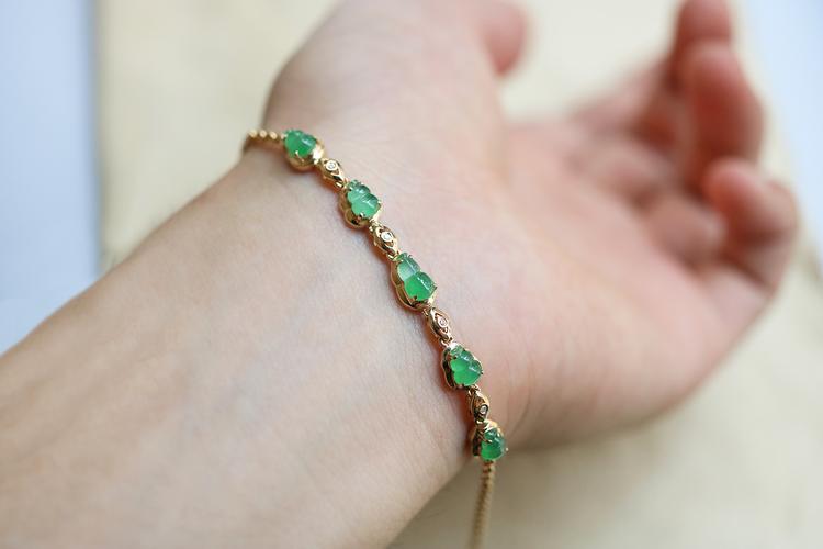 炎热夏日下的冰透翡翠葫芦手链