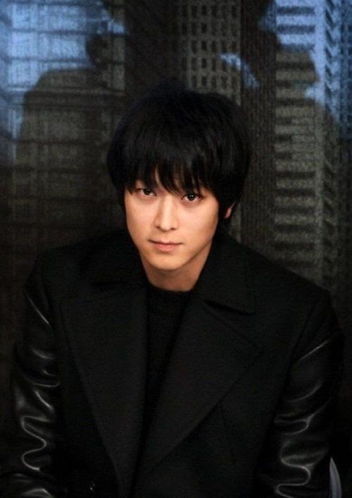 姜栋元23岁时出演《狼的诱惑》,片中雨中登场画面,到现在还是观众心中