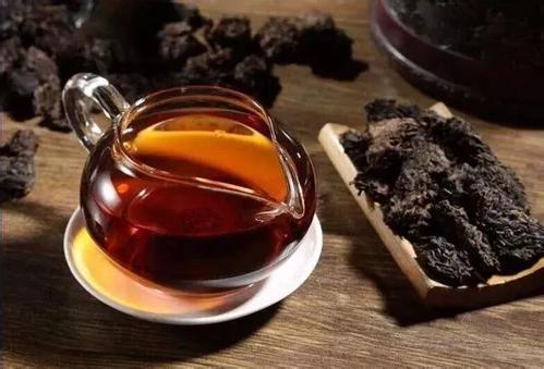 二,观察茶汤的颜色 看其汤色,好的安化黑茶橙色并且明亮;陈茶的汤