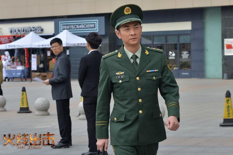 热播中的电视剧《火线出击》,风格走得是"笑中带泪"路线,在反映城市