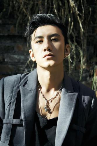 已释出的照片中,斑驳的墙体散发着荒凉与陈旧,肖顺尧置身其中为这