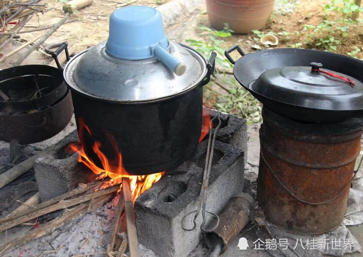 烧水准备宰鸡.