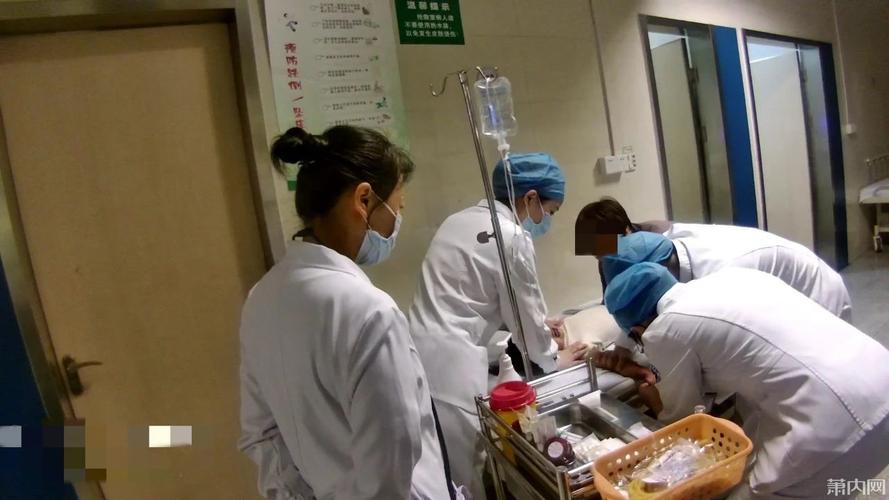 ▍医护人员为小女孩进行输液