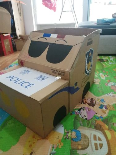 废旧纸箱改造警车/幼儿园车子叭叭叭作业_幼儿园_亲子手工_废物利用