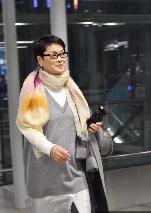 毛阿敏真是个潮奶奶,穿花衬衫还要搭短裤,57岁比年轻