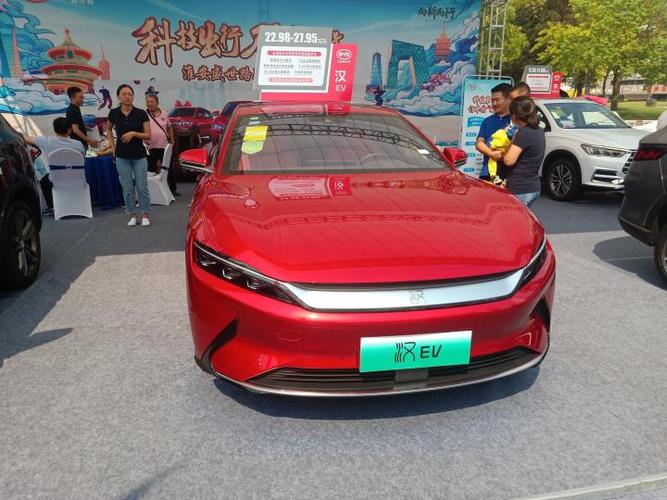 实拍红色版比亚迪汉,21.98万起,后排空间很宽大,购车有好礼