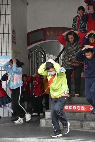 泸州市大北街小学校开展地震疏散演练及防溺水体验教育活动